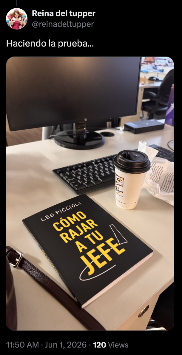 Tweet de @reinadeltupper con foto del libro Cómo Rajar a tu Jefe sobre su escritorio